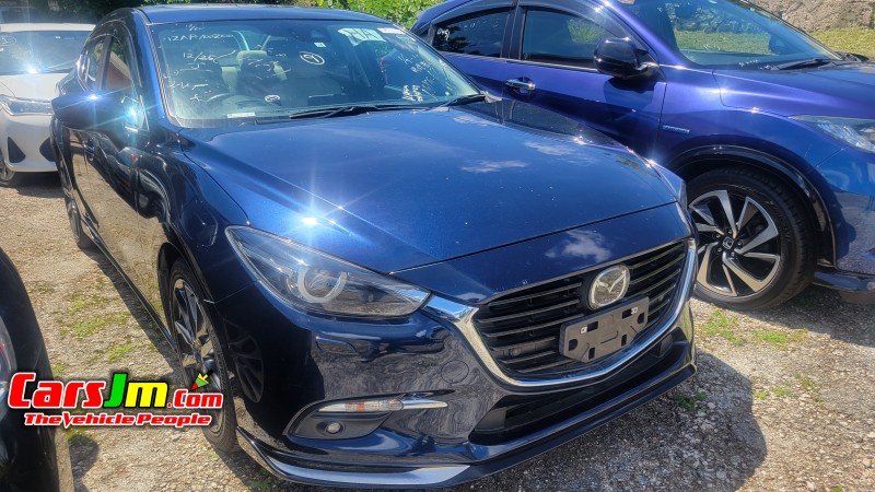 2017 Mazda Axella image0