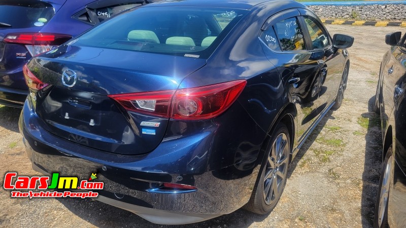 2017 Mazda Axella image3