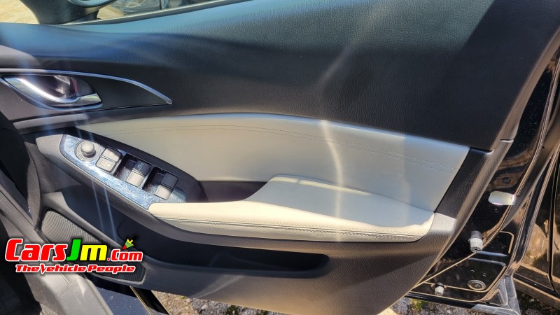 2017 Mazda Axella image5