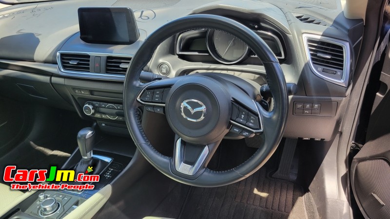 2017 Mazda Axella image6