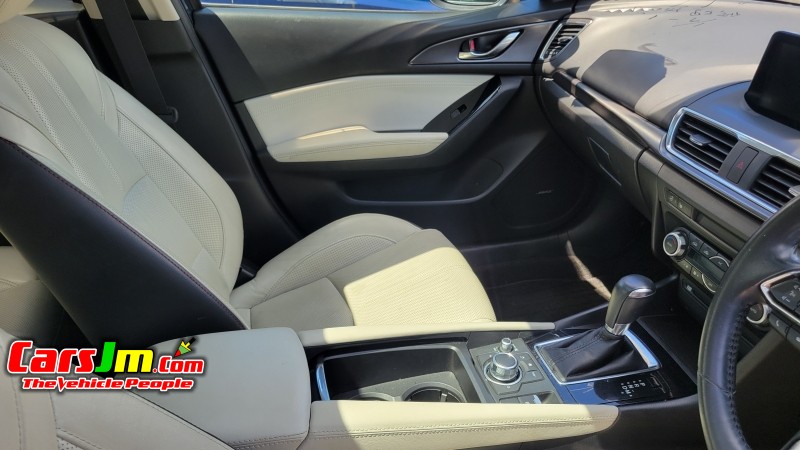 2017 Mazda Axella image7