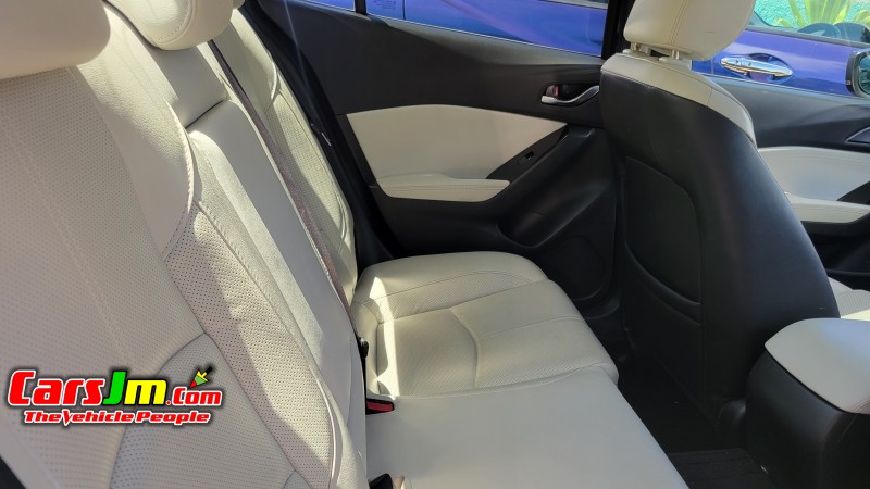 2017 Mazda Axella image10