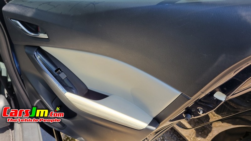 2017 Mazda Axella image11