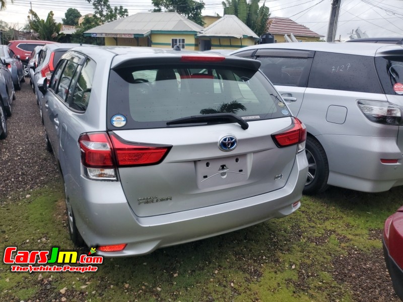 2017 Toyota Fielder image1