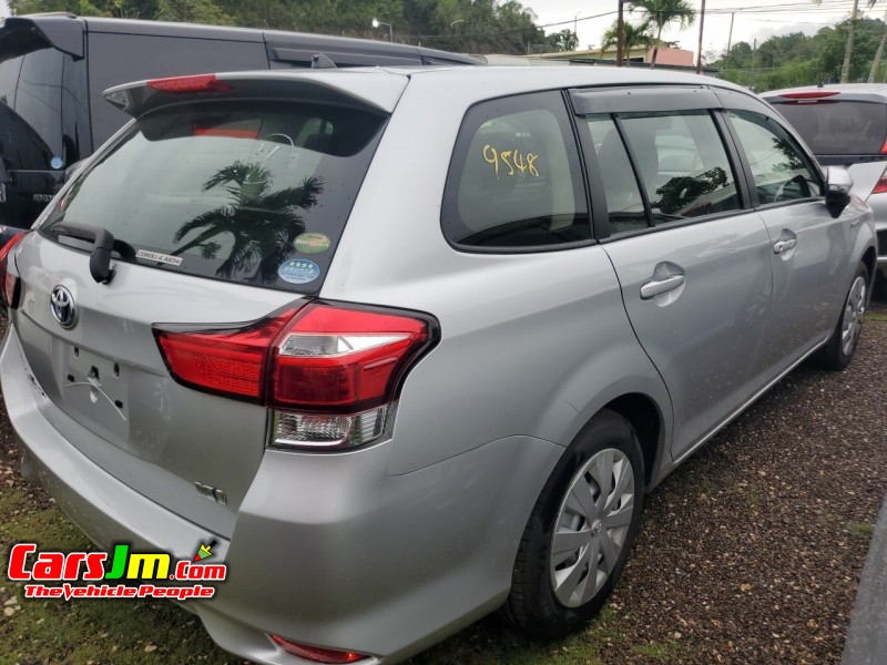 2017 Toyota Fielder image2
