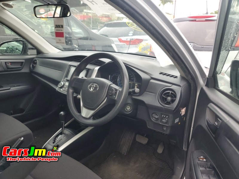2017 Toyota Fielder image4