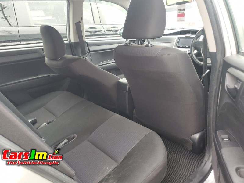 2017 Toyota Fielder image6