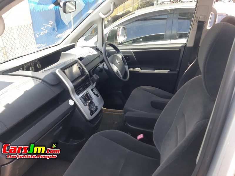 2013 Toyota Noah image6
