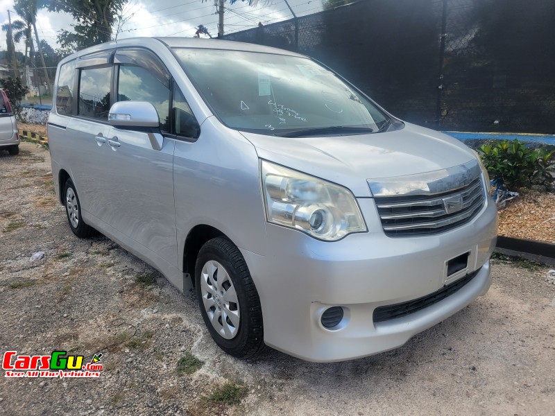 2013 Toyota Noah image0