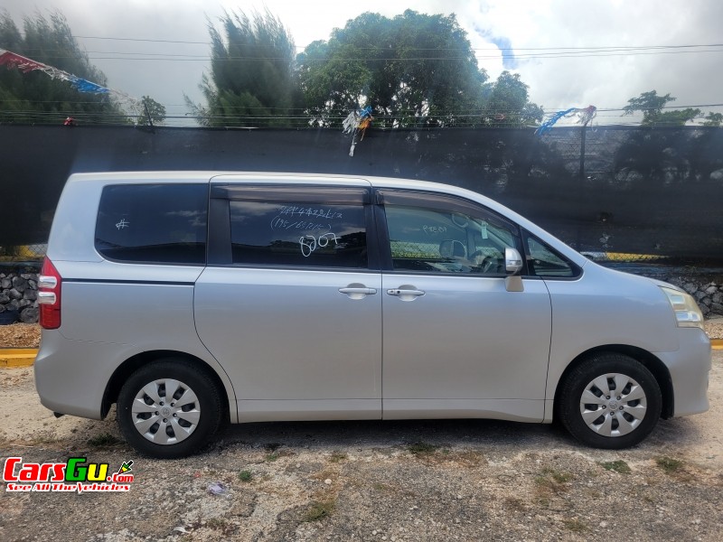 2013 Toyota Noah image1