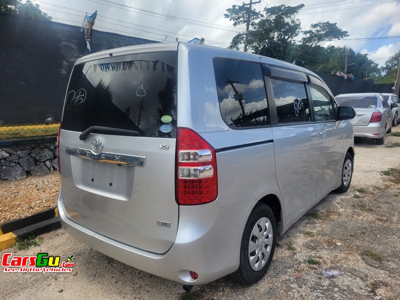 2013 Toyota Noah image2