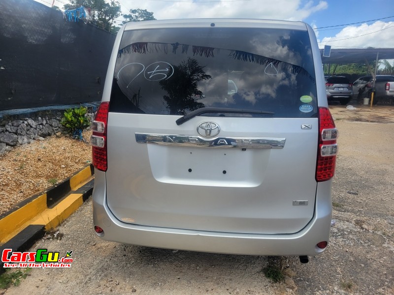 2013 Toyota Noah image3