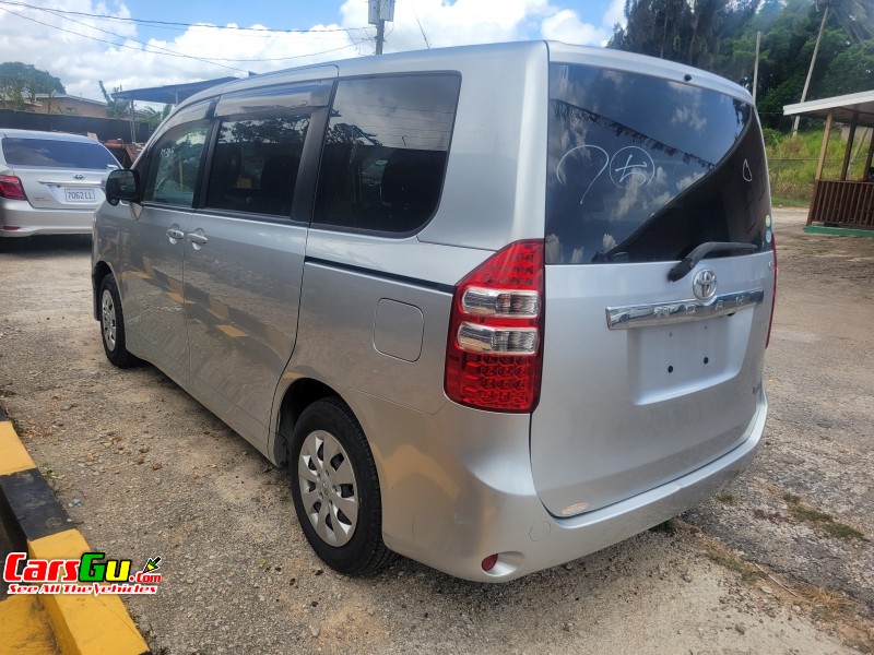 2013 Toyota Noah image4