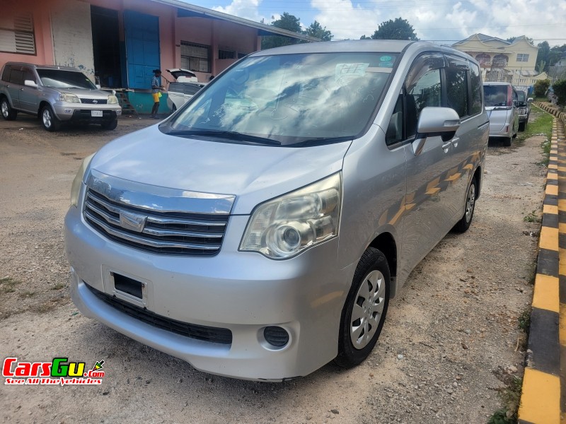 2013 Toyota Noah image5
