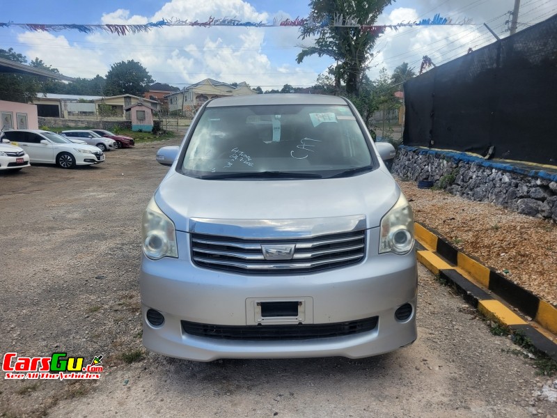 2013 Toyota Noah image6