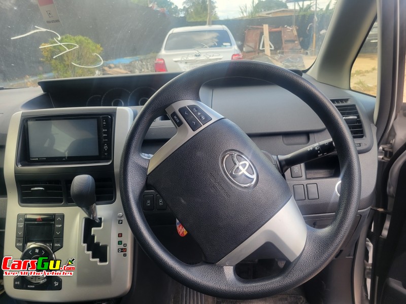 2013 Toyota Noah image7