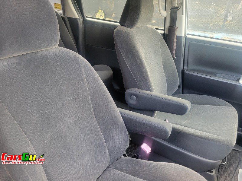 2013 Toyota Noah image8