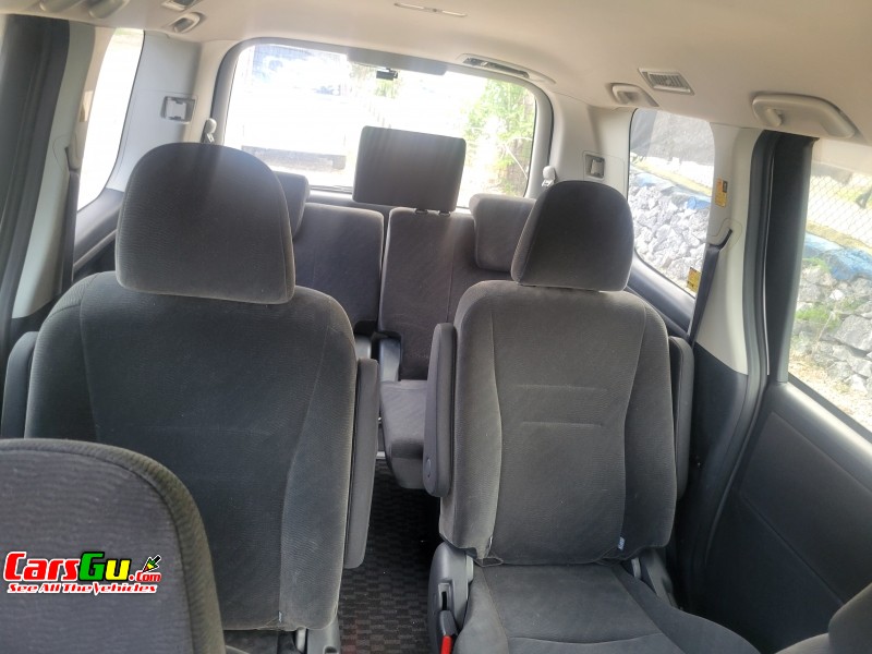 2013 Toyota Noah image9