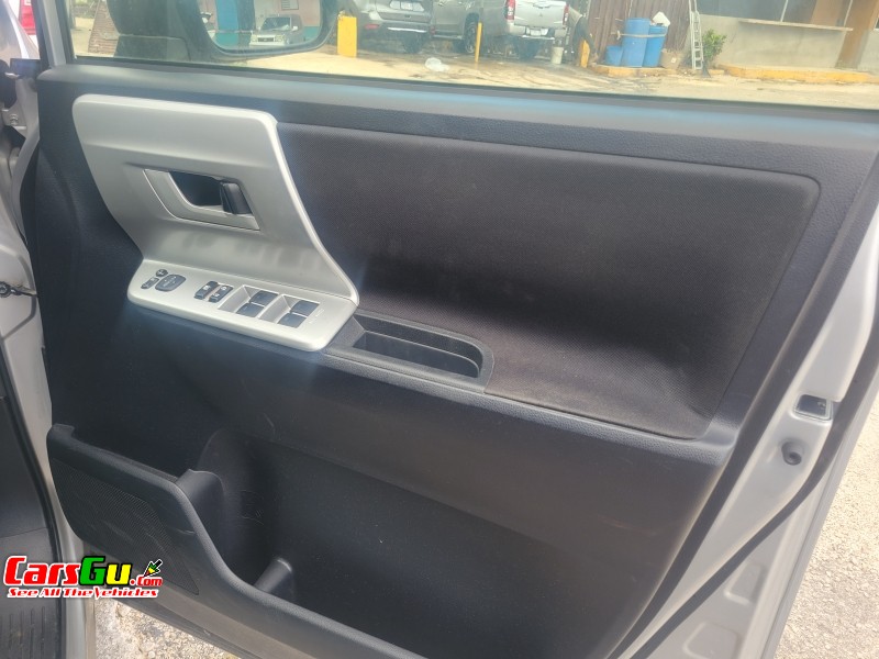 2013 Toyota Noah image11