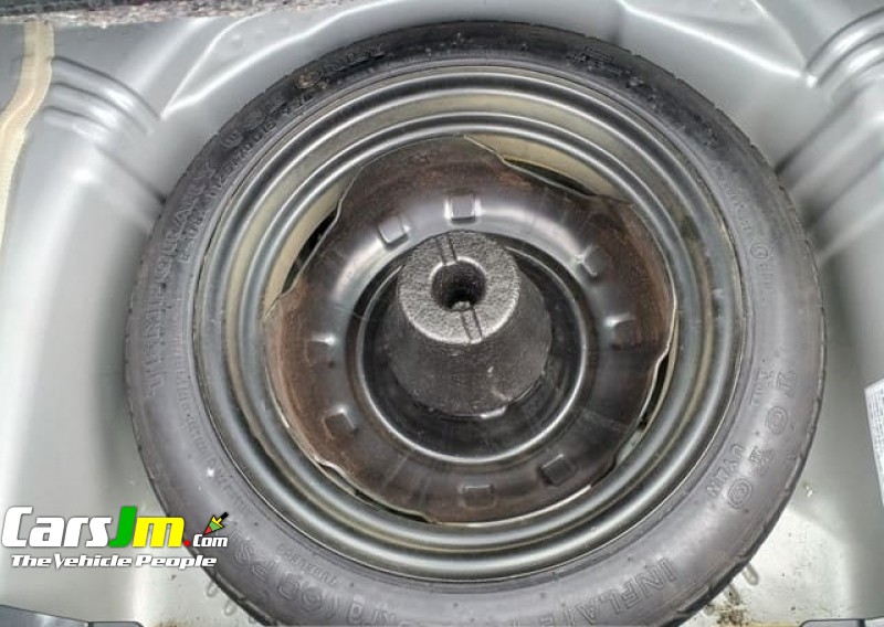 2012 Toyota VITZ image3