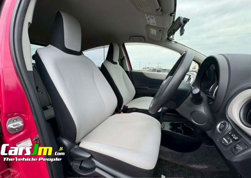 2013 Toyota VITZ image1