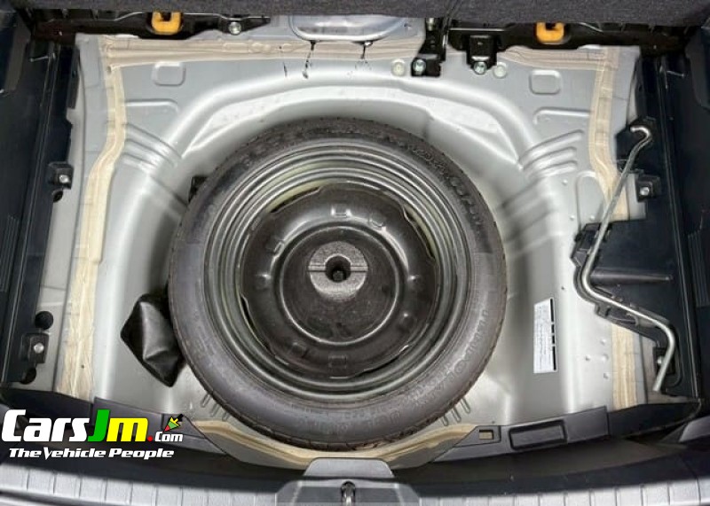 2013 Toyota VITZ image5