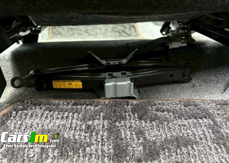 2013 Toyota VITZ image6