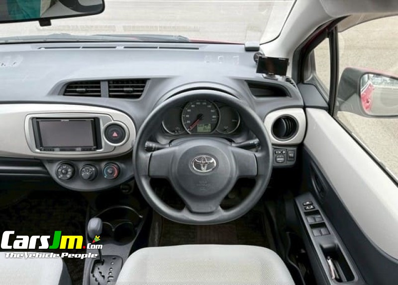 2013 Toyota VITZ image8