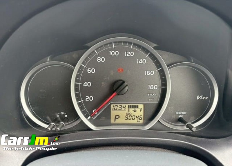 2013 Toyota VITZ image10