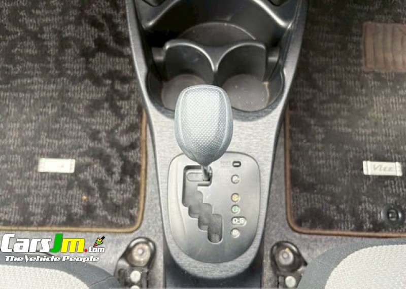 2013 Toyota VITZ image12