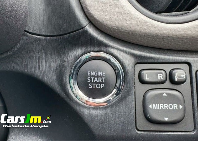 2013 Toyota VITZ image13