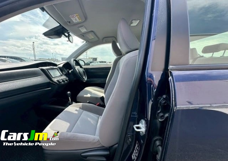 2017 Toyota COROLLA AXIO image1
