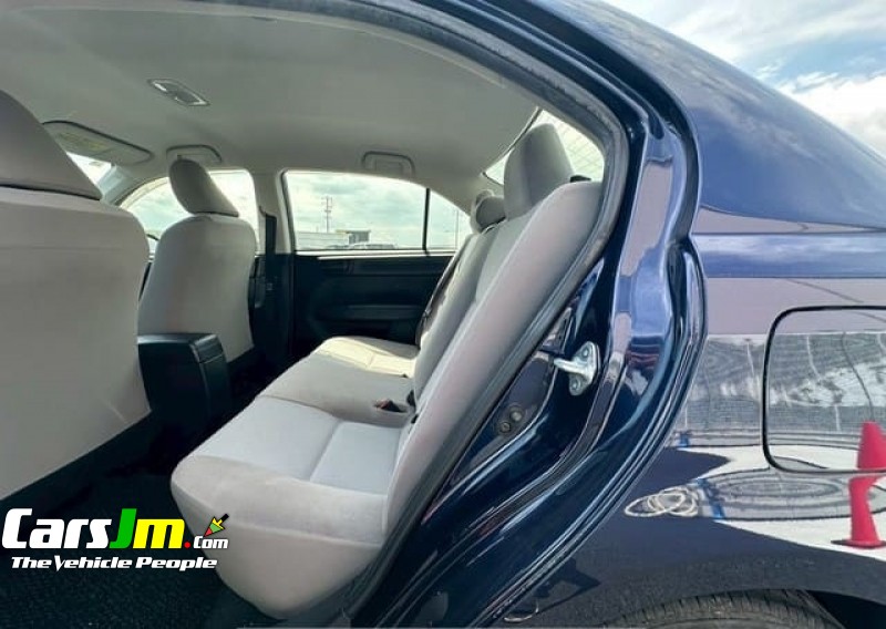2017 Toyota COROLLA AXIO image2