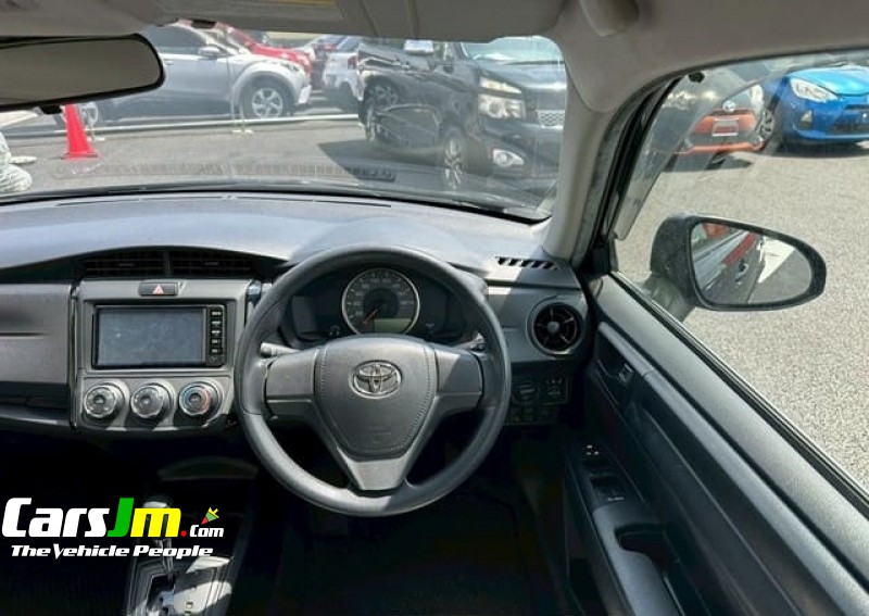 2017 Toyota COROLLA AXIO image6