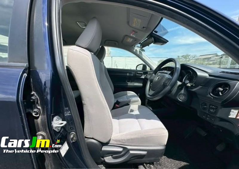 2017 Toyota COROLLA AXIO image18